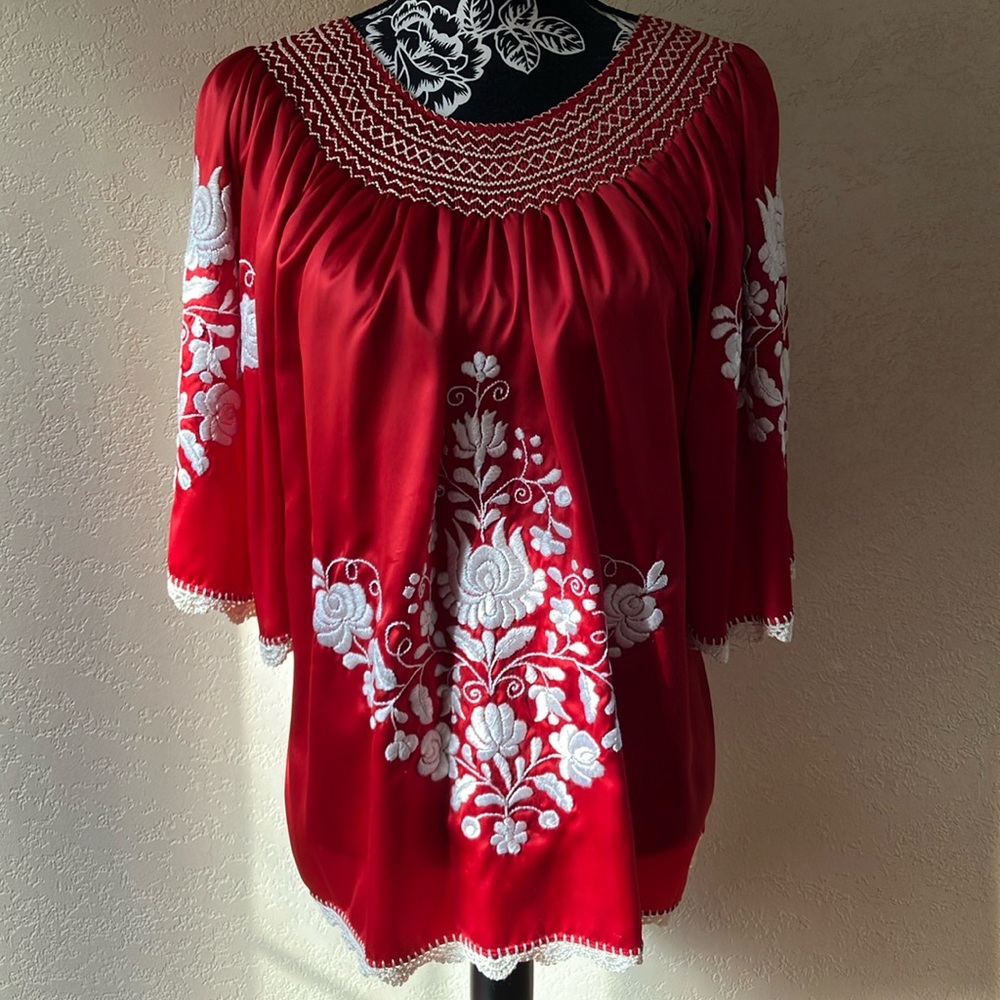 XL BEAUTIFUL FOLKLORE STYLE RED & WHITE TOP WITH CROCHET TRIM AT THE BOTTOM